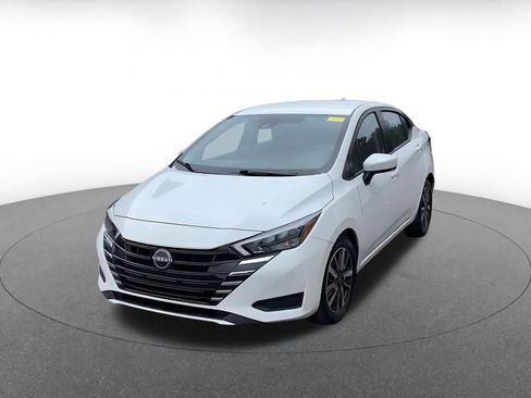 Used 2025 Nissan Versa SV image 4