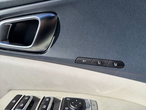 Used 2025 Kia Carnival EX image 16