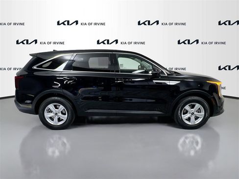 Certified 2024 Kia Sorento LX image 9