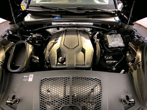 Used 2025 Porsche Macan image 32