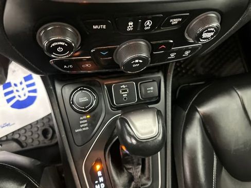 Certified 2019 Jeep Cherokee Latitude Plus w/ Cold Weather Group image 31