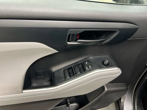 Used 2022 Toyota Highlander L FWD image 20
