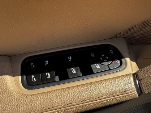 Used 2022 Porsche Cayenne Platinum Edition image 17