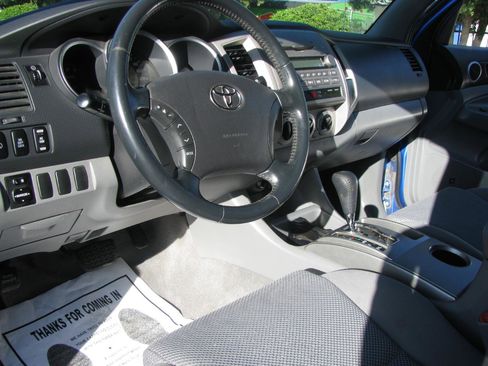 Used 2005 Toyota Tacoma PreRunner image 9