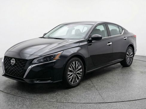 Used 2025 Nissan Altima 2.5 SV image 3