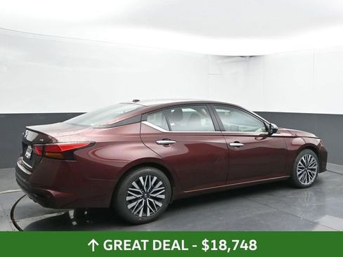 Used 2024 Nissan Altima 2.5 SV image 12