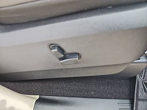 Used 2014 Chrysler Town & Country Touring-L image 28