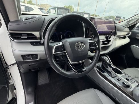 Used 2023 Toyota Highlander Limited AWD/4WD image 18