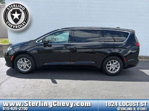 Used 2024 Chrysler Pacifica Touring-L FWD image 2