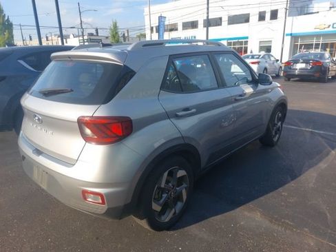 Used 2025 Hyundai Venue SEL FWD image 2