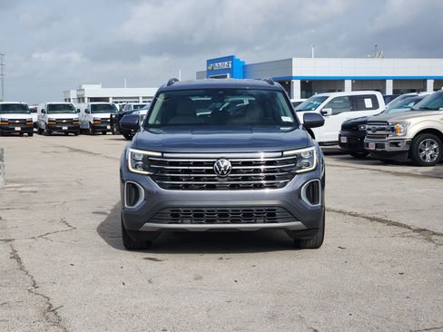 Used 2025 Volkswagen Atlas SE FWD image 2