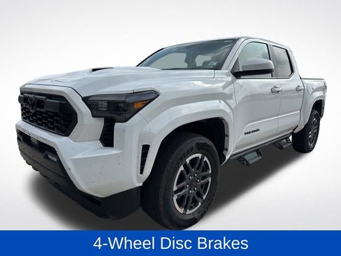 Used 2025 Toyota Tacoma TRD Sport AWD/4WD image 4