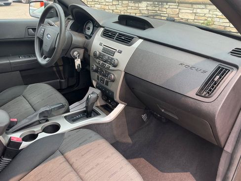 Used 2010 Ford Focus SE FWD image 9