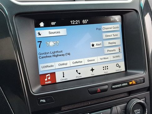 Used 2017 Ford Explorer XLT w/ Equipment Group 202A AWD/4WD image 18