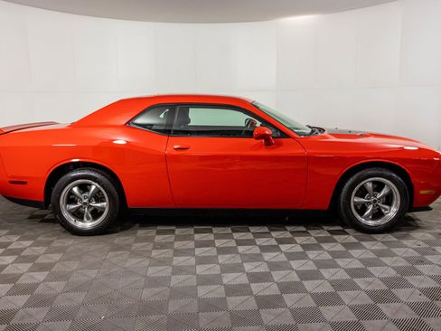 Used 2014 Dodge Challenger SXT image 8