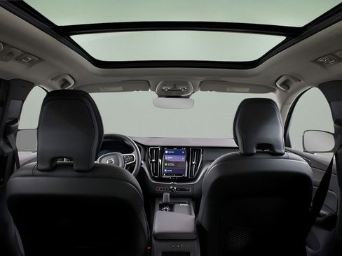 Certified 2025 Volvo XC60 B5 Core image 49