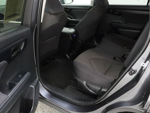 Used 2025 Toyota Highlander LE FWD image 27