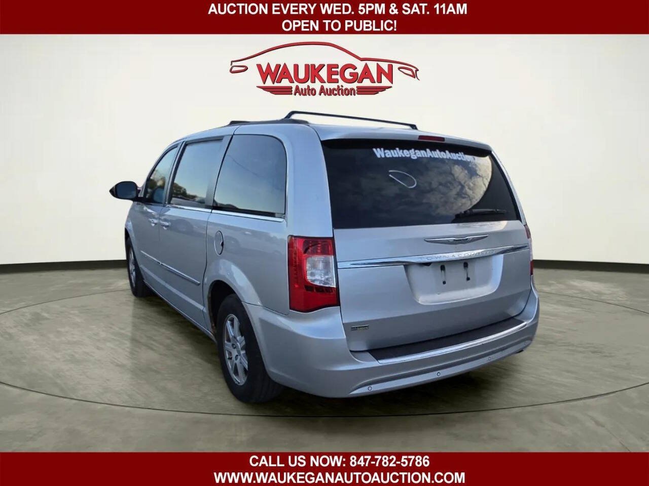 Used 2011 Chrysler Town & Country Touring w/ Entertainment Group #1 FWD image 3