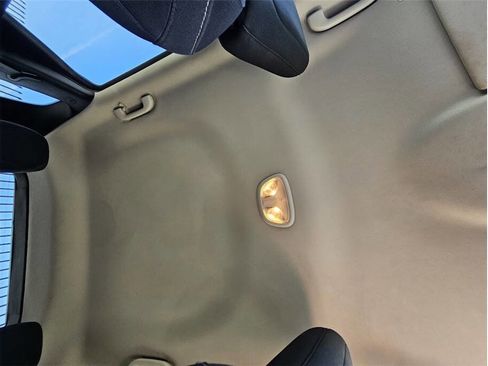 Used 2018 Jeep Cherokee Latitude w/ Altitude Package image 33