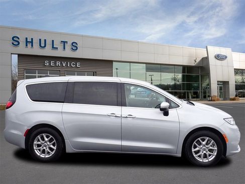 Used 2023 Chrysler Pacifica Touring-L image 4