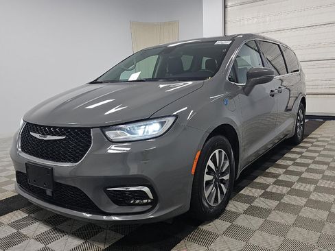 Used 2022 Chrysler Pacifica Touring-L FWD image 1