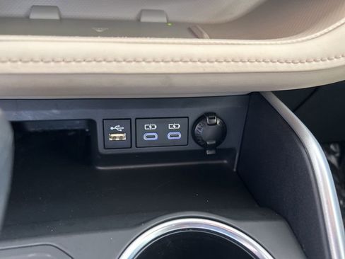 Used 2024 Toyota Highlander XLE AWD/4WD image 41