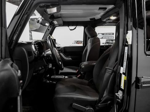 Used 2018 Jeep Wrangler Unlimited Sahara w/ Connectivity Group image 4