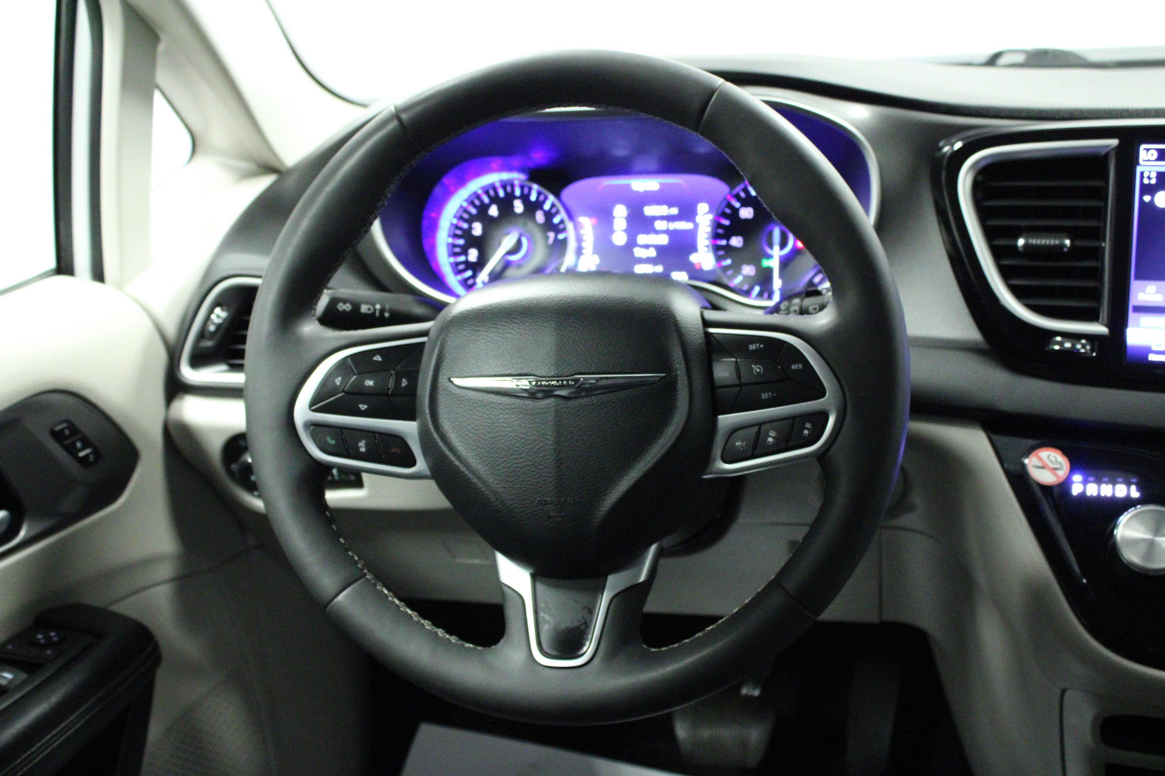Used 2024 Chrysler Pacifica Touring-L FWD image 22