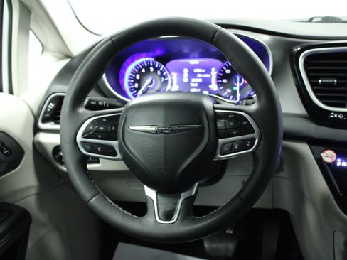 Used 2024 Chrysler Pacifica Touring-L FWD image 22