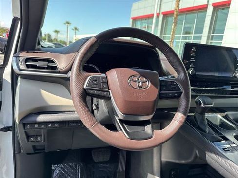 Certified 2023 Toyota Sienna Platinum FWD image 13