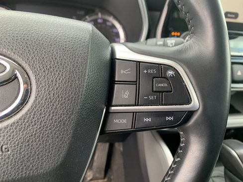 Used 2023 Toyota Highlander XLE FWD image 29