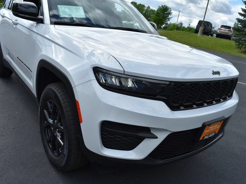 Certified 2024 Jeep Grand Cherokee Altitude AWD/4WD image 2