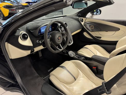Used 2018 McLaren 570S Spider image 12