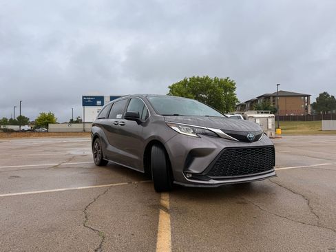 Used 2022 Toyota Sienna XSE FWD image 8