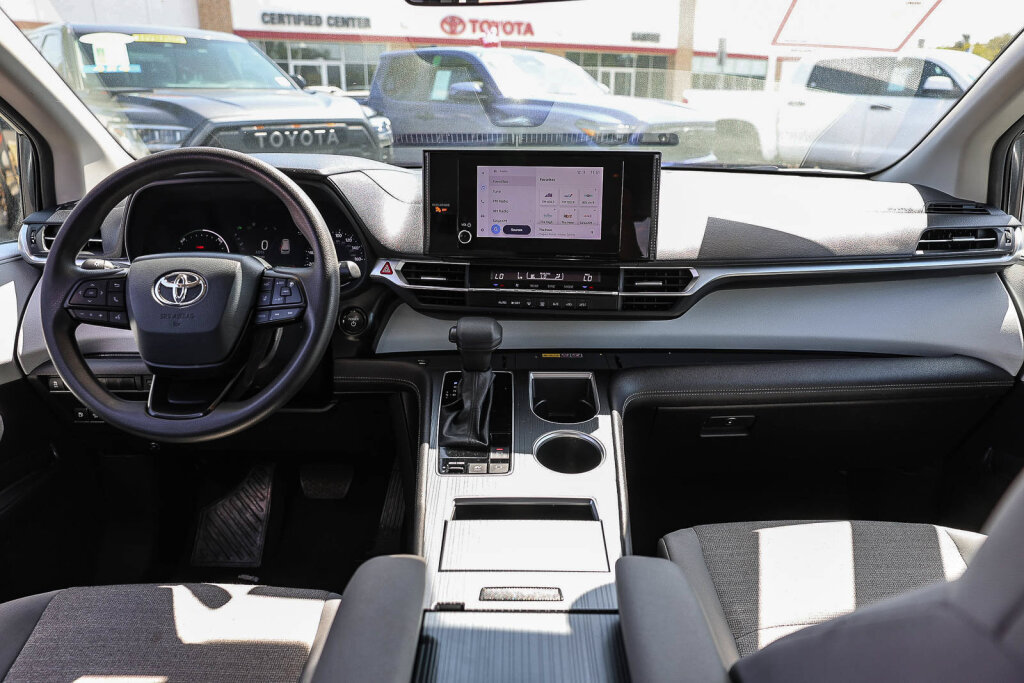 Certified 2025 Toyota Sienna LE FWD image 2