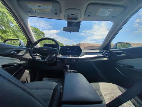 Used 2025 Chevrolet Trax LT w/ LT Convenience Package FWD image 25