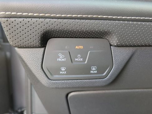 Used 2025 Volkswagen Atlas SE FWD image 16