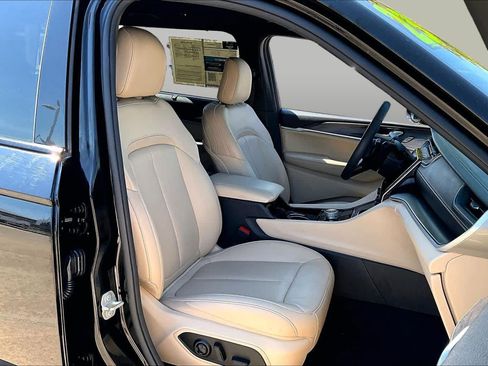 Used 2023 Jeep Grand Cherokee L Limited w/ Luxury Tech Group II RWD image 8