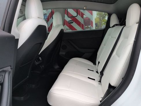 Used 2022 Tesla Model Y Performance AWD/4WD image 12