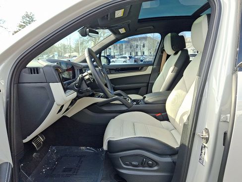 Used 2024 Porsche Cayenne S image 13