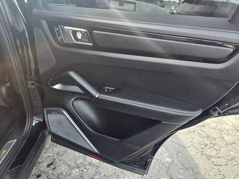 Used 2021 Porsche Cayenne Turbo S image 21