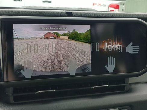 New 2025 Jeep Gladiator Sport image 18