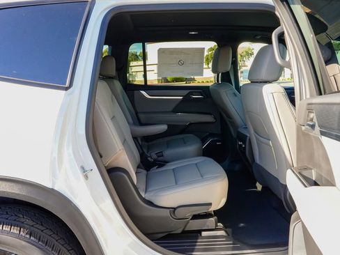 New 2026 GMC Acadia Elevation image 10