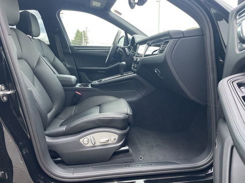 Certified 2025 Porsche Macan image 17