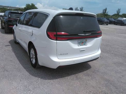 Used 2024 Chrysler Pacifica Touring-L FWD image 2