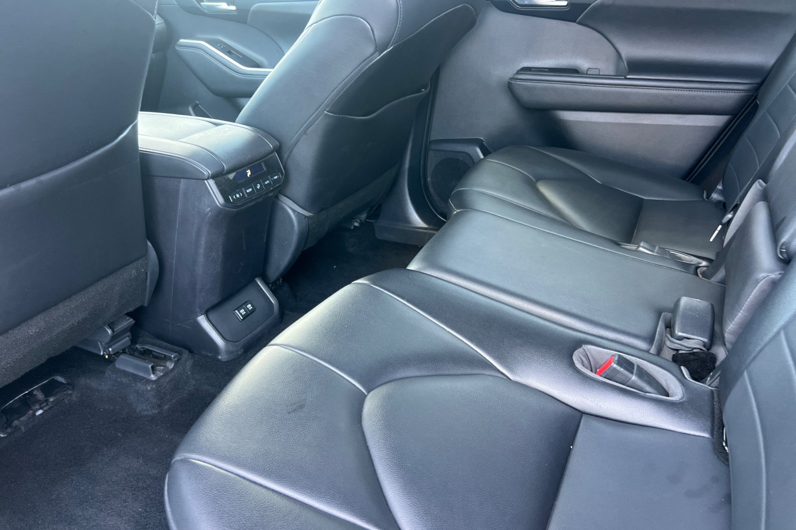 Used 2021 Toyota Highlander XLE FWD image 12