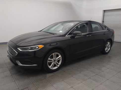 Used 2018 Ford Fusion SE w/ Fusion SE Technology Package FWD image 2