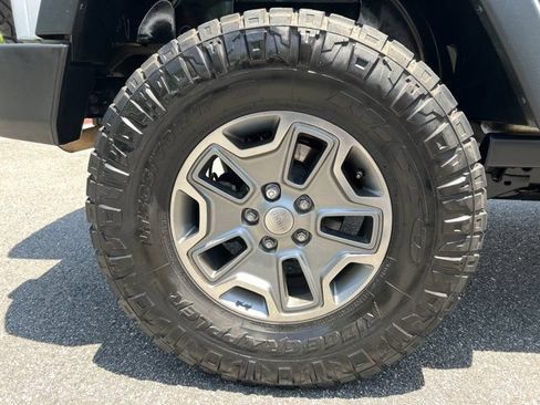 Used 2015 Jeep Wrangler Unlimited Rubicon w/ Connectivity Group AWD/4WD image 19