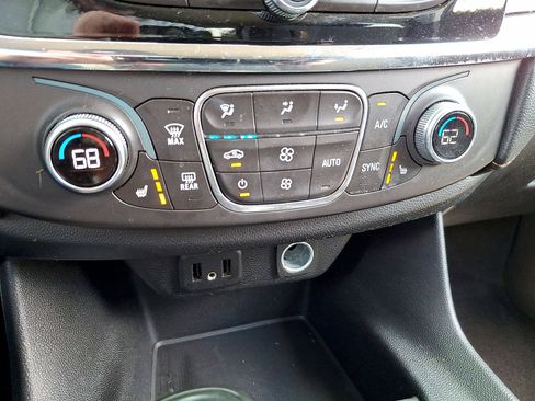 Used 2018 Chevrolet Traverse LT image 19