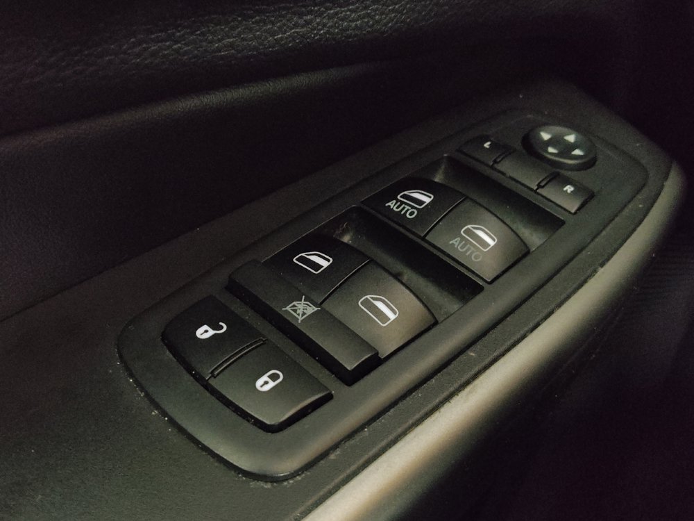 Used 2019 Jeep Cherokee Limited FWD image 27